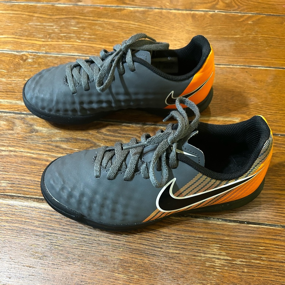 Boy's Youth Nike Magista Obra 2 Club Size 1 US Football Soccer Grey Orange
